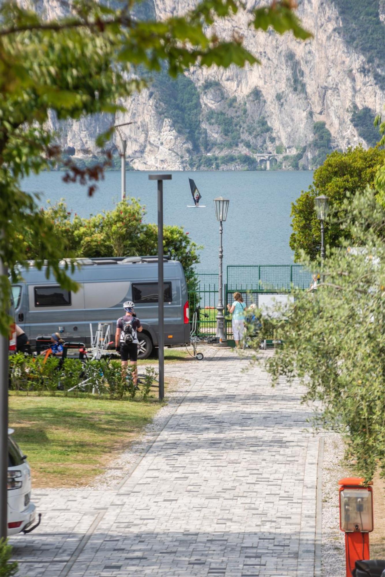 Al Lago Camping & Rooms リーヴァ・デル・ガルダ エクステリア 写真